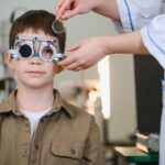 Cum îți dai seama că cel mic are nevoie de ochelari