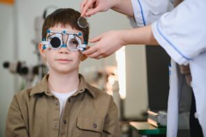 Cum îți dai seama că cel mic are nevoie de ochelari