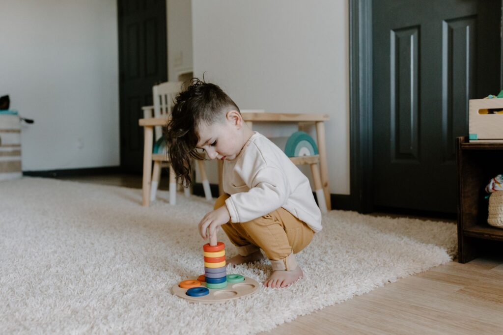 Metode Montessori pe care le poți aplica acasă, fără materiale scumpe
