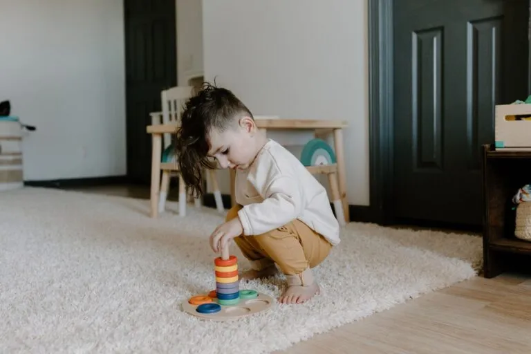 Metode Montessori pe care le poți aplica acasă, fără materiale scumpe