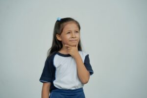 Cum dezvolți gândirea critică la copii prin întrebări simple