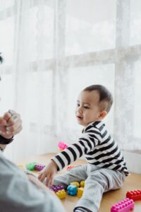 Jocuri educative recomandate pentru dezvoltarea abilităților motorii la copiii mici