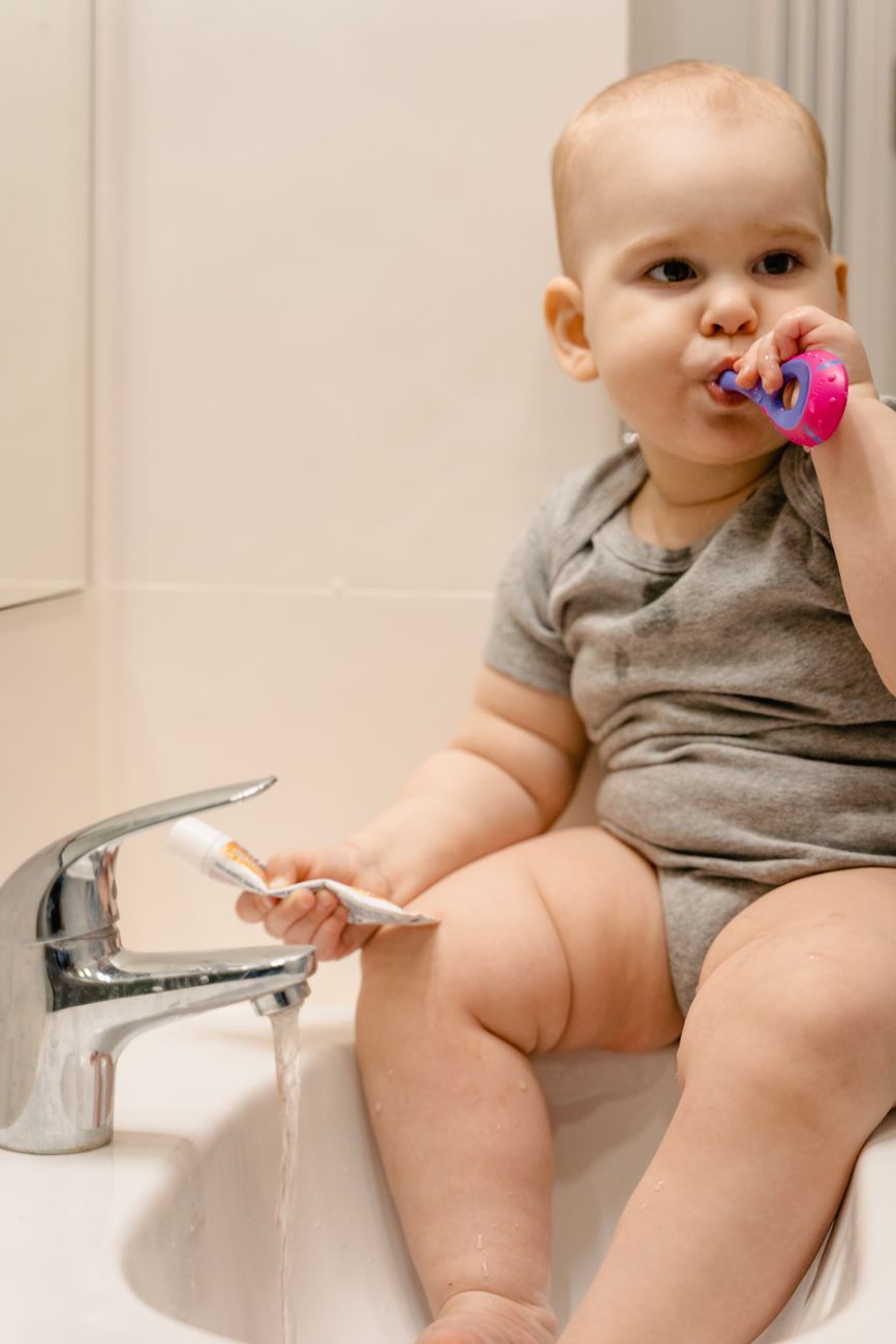 Ce trebuie să știi despre primii dinți și cum alini disconfortul bebelușului